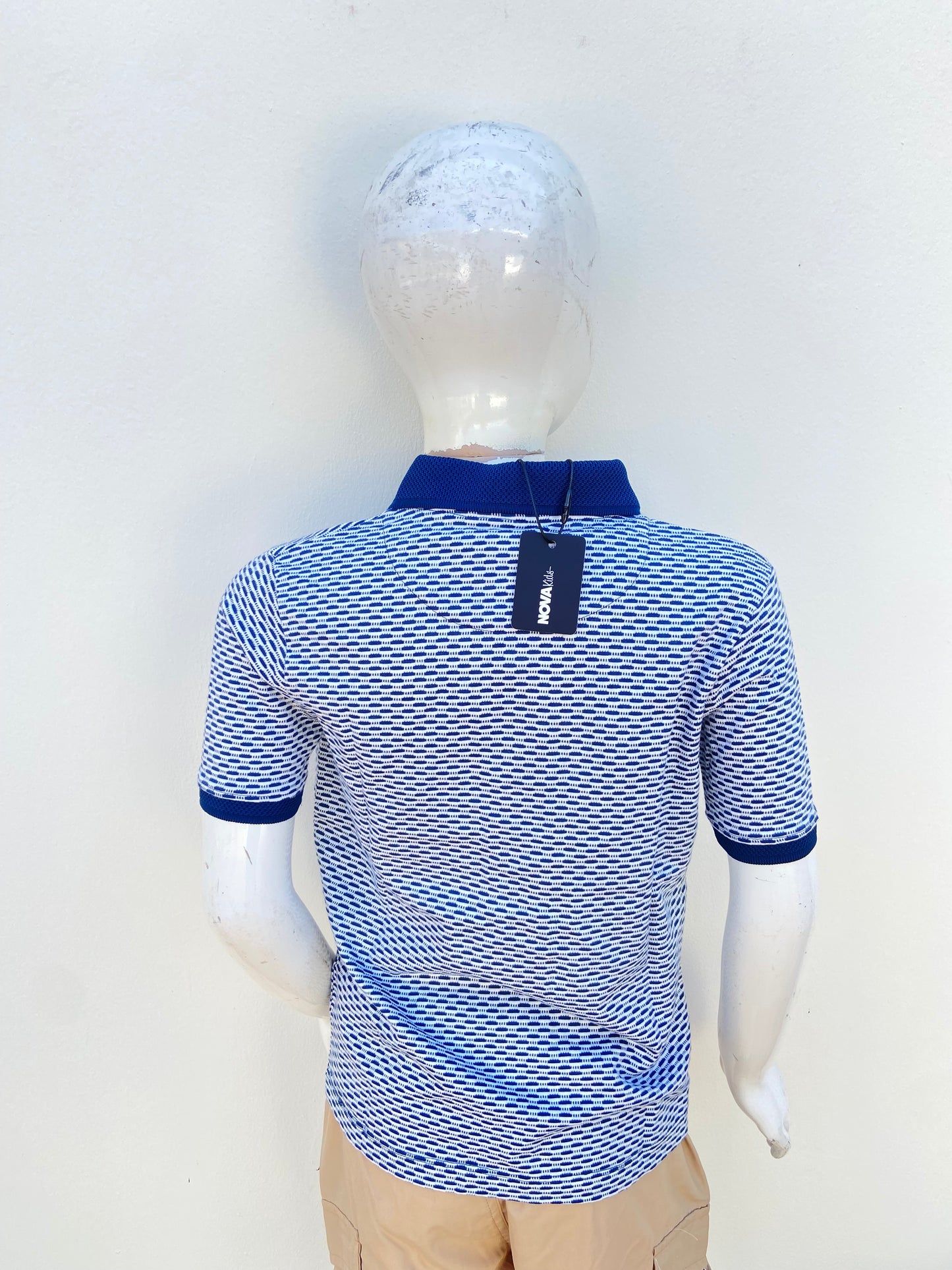 Polocher, azul marino con diseños de rayitas blancas.