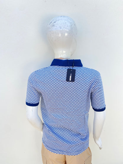 Polocher, azul marino con diseños de rayitas blancas.