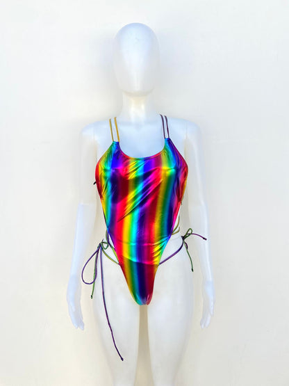 Biquini, de una pieza multicolor con lazos cruzados en tela impermeable.