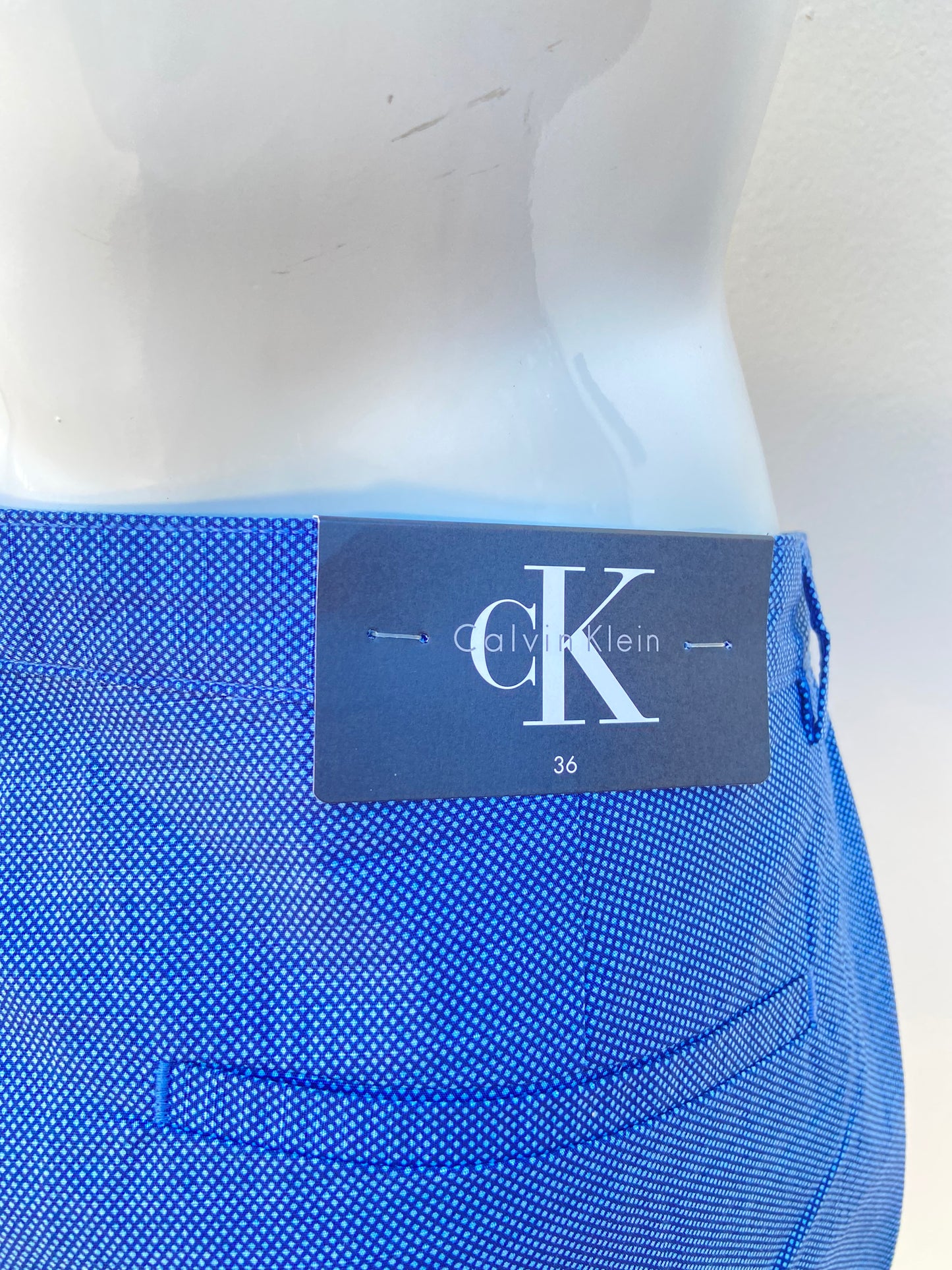 Bermuda CALVIN KLEIN original, azul marino con pequeños puntos blancos, 100% algodón.