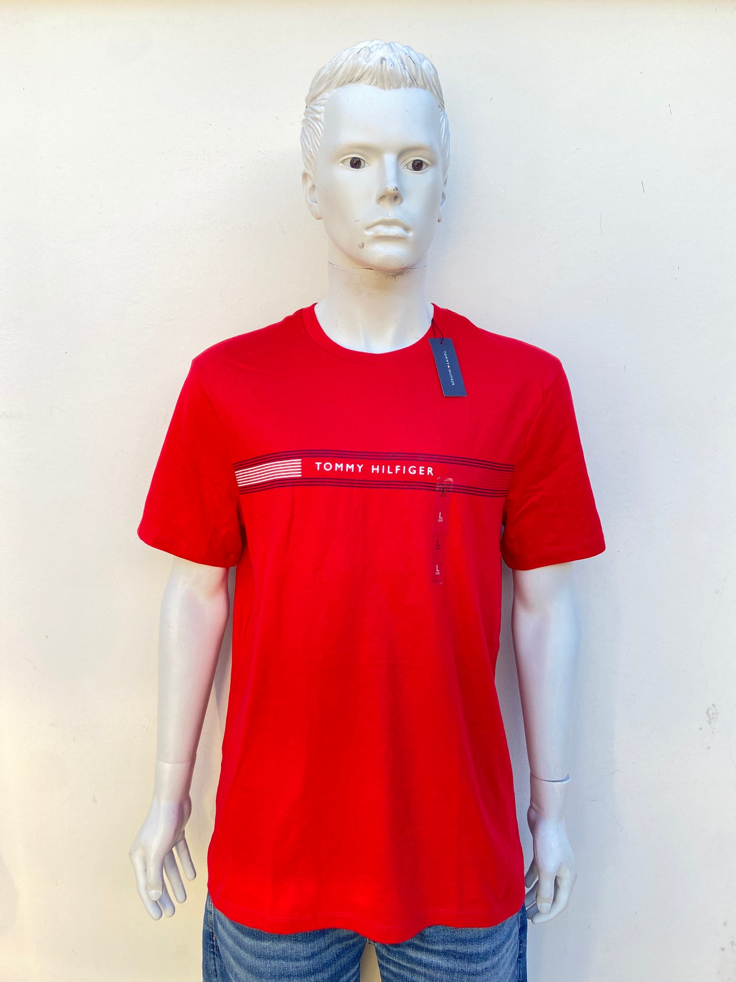 T-shirt Tommy Hilfiger original rojo con letras TOMMY HILFIGER en blanco.