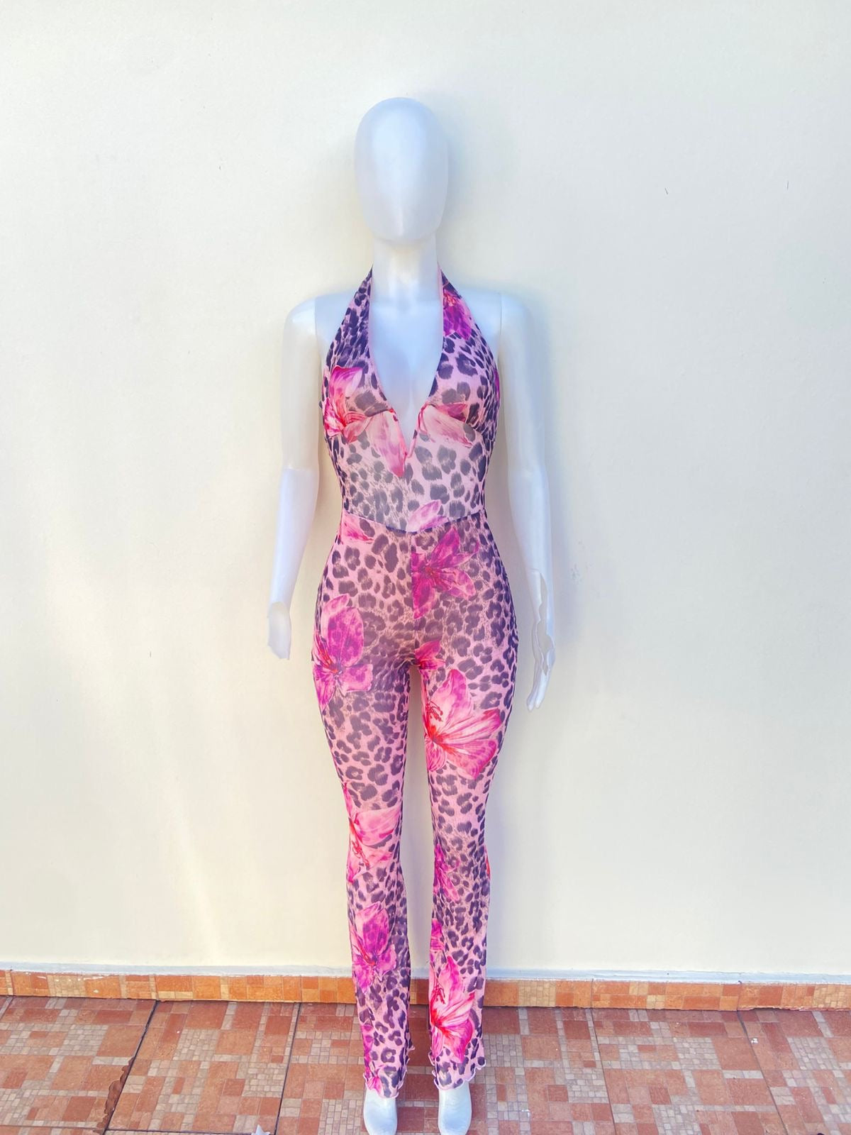 Enterizo, en color rosado con estampado de animal print y rosas largo con lazo ajustable en el cuello.