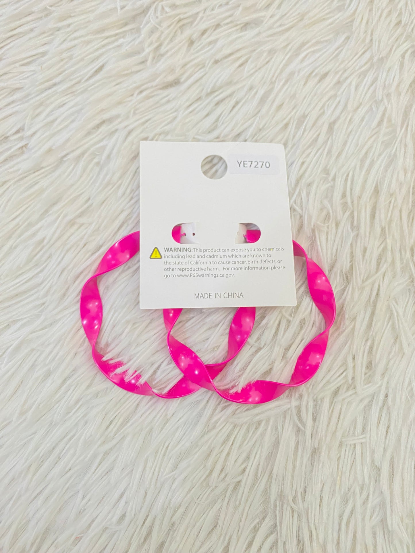 Aretes Fashion Nova original, rosado fuchsia de metal.