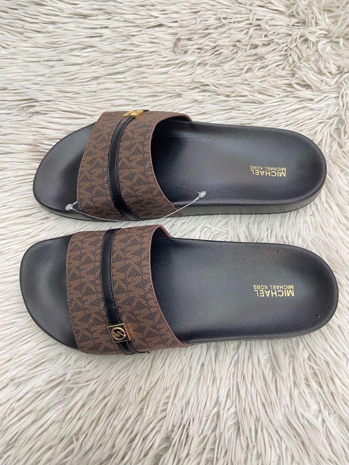 Sandalias MICHAEL KORS original, negra con marrón y correa en frente con placa MK en dorado.