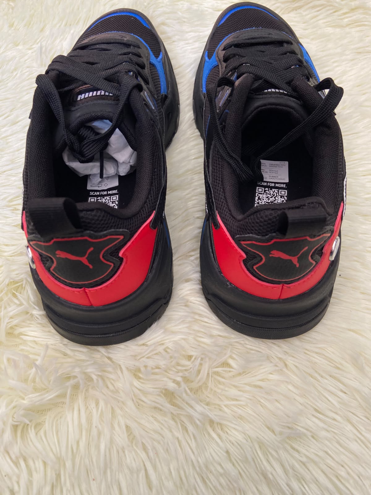 Tenis PUMA X BMW MOTORSPORT original, negro con azul y detalles en color rojo.
