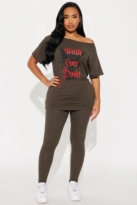 Conjunto, verde oliva con letras en color rojo TRUTH OVER  DOUBT ( La Verdad por encima de la duda)