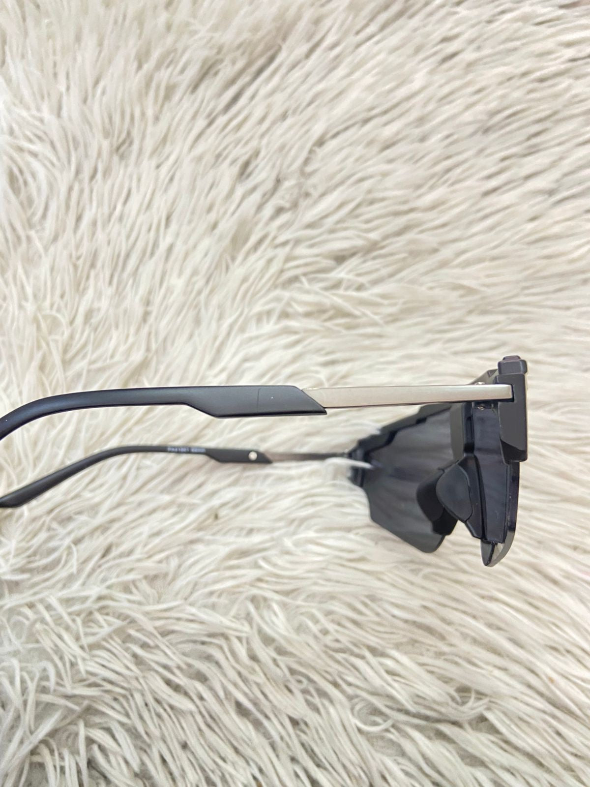 Lentes, negro pequeños con micas en color negro claro y línea en color blanco en el borde.