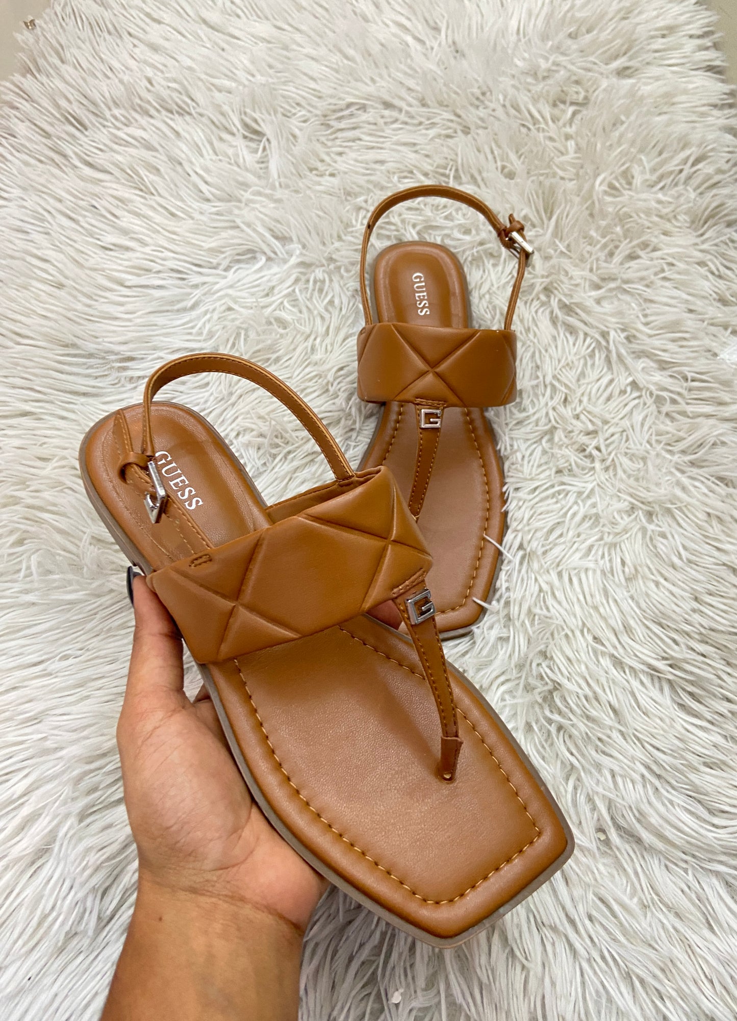 Sandalias Guess original marrón con correa ajustable y pequeña placa G.