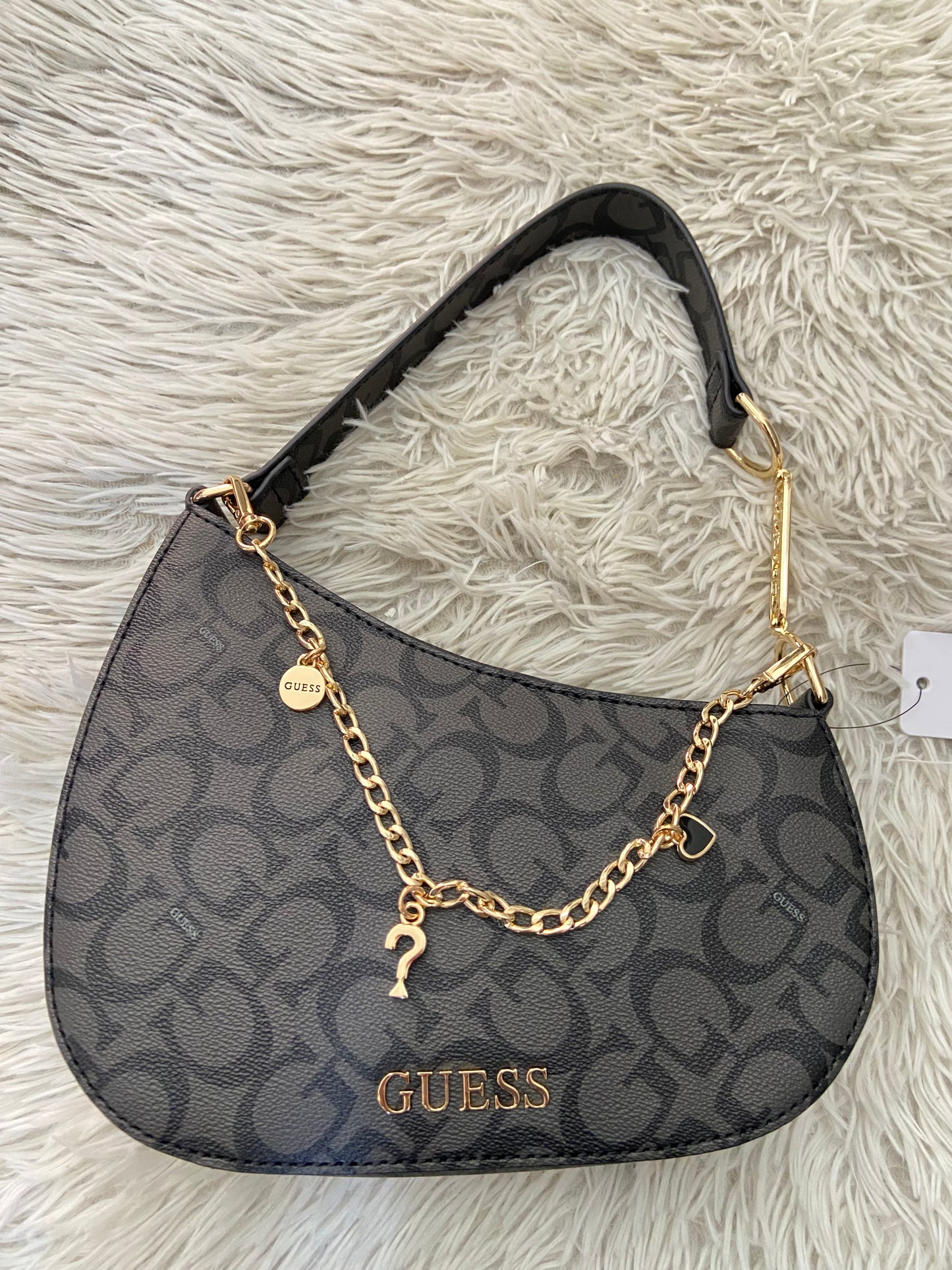 Cartera GUESS original negra con cadena colgante con charms de la marca.