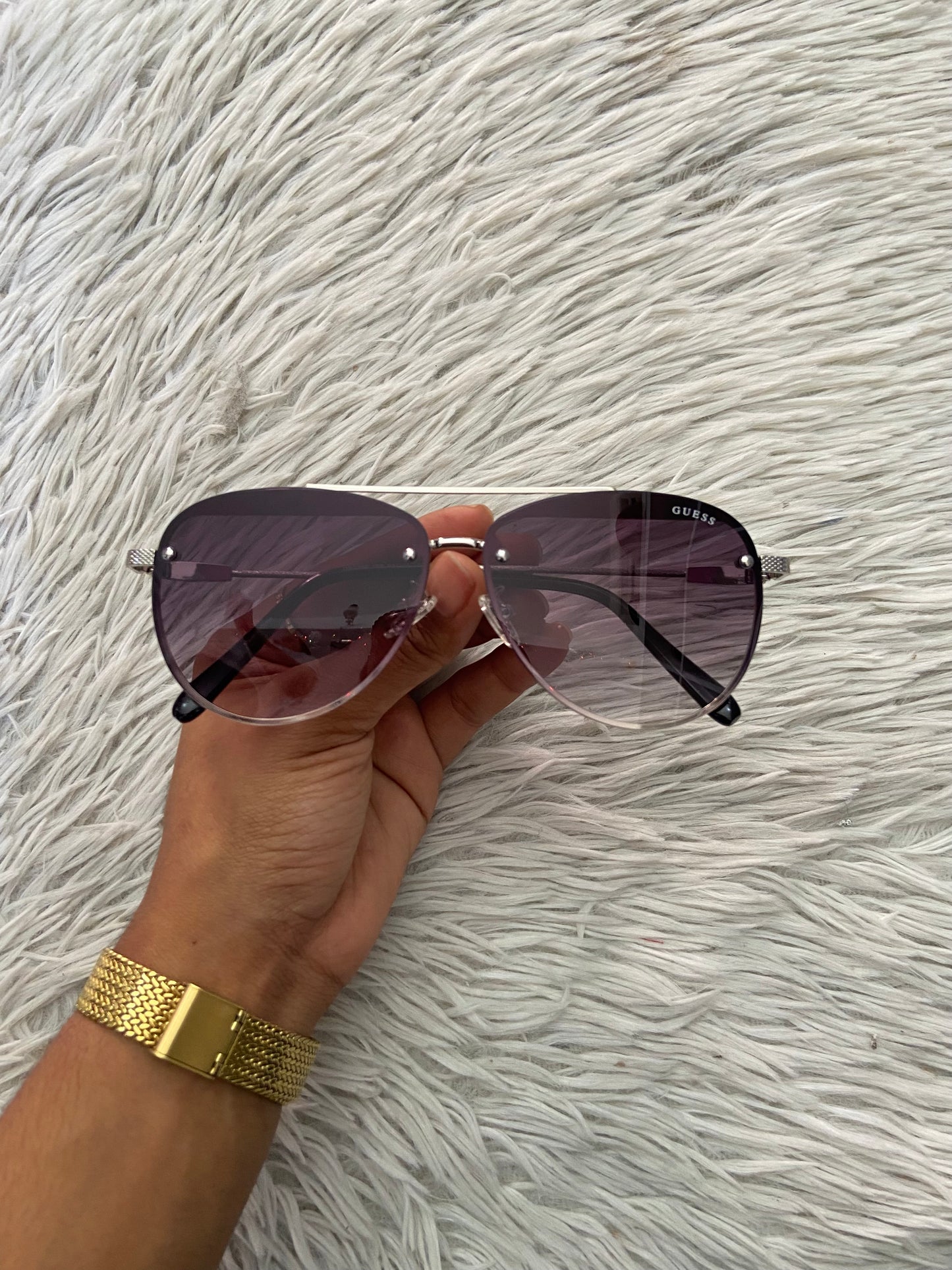 Lentes GUESS Original con marco plateado, letra guess al frente, micas grandes y con degradado morado oscuro.