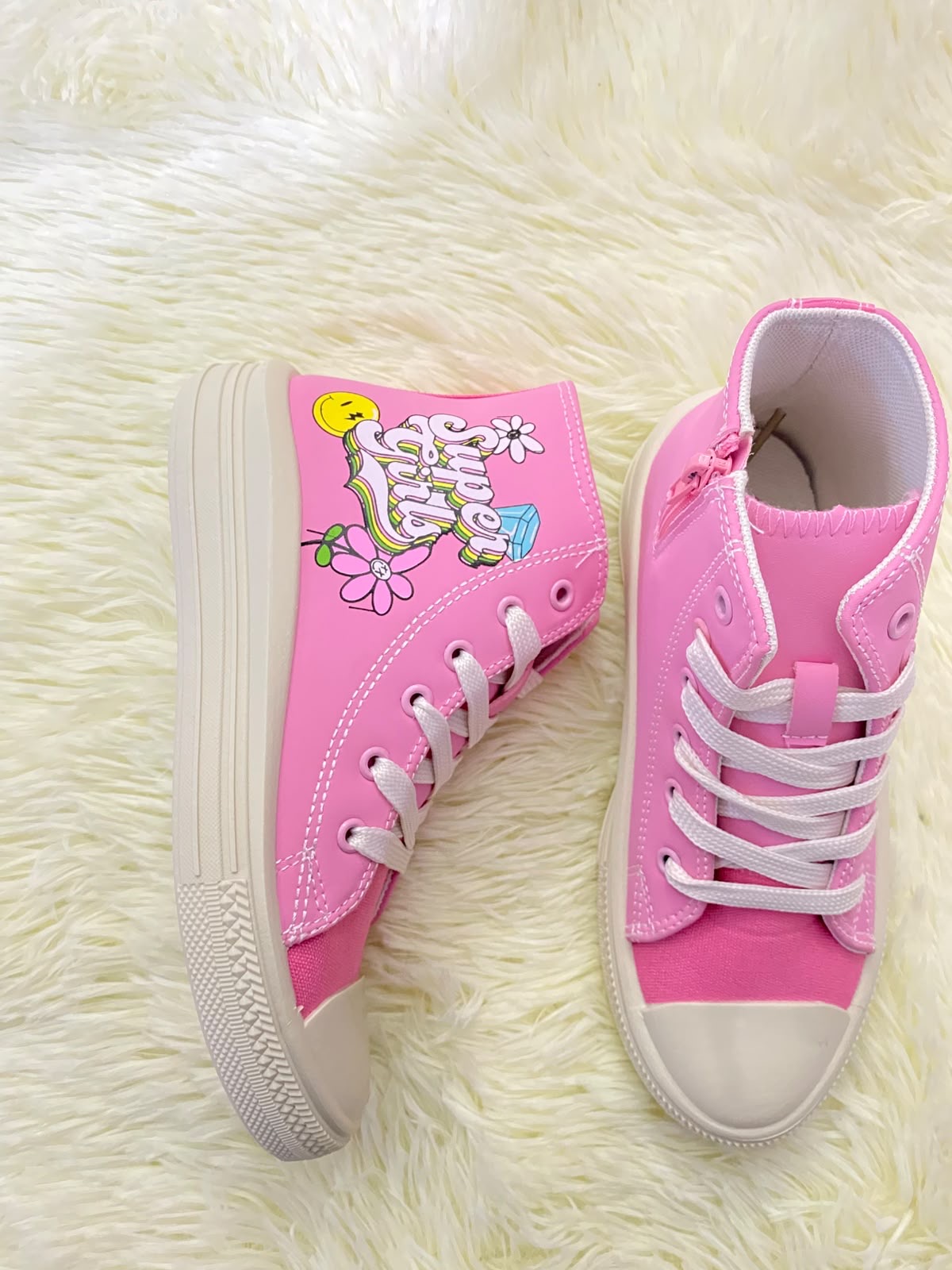 Tenis, rosados con suelas en color blanco y letras SUPER GIRLS y flores.