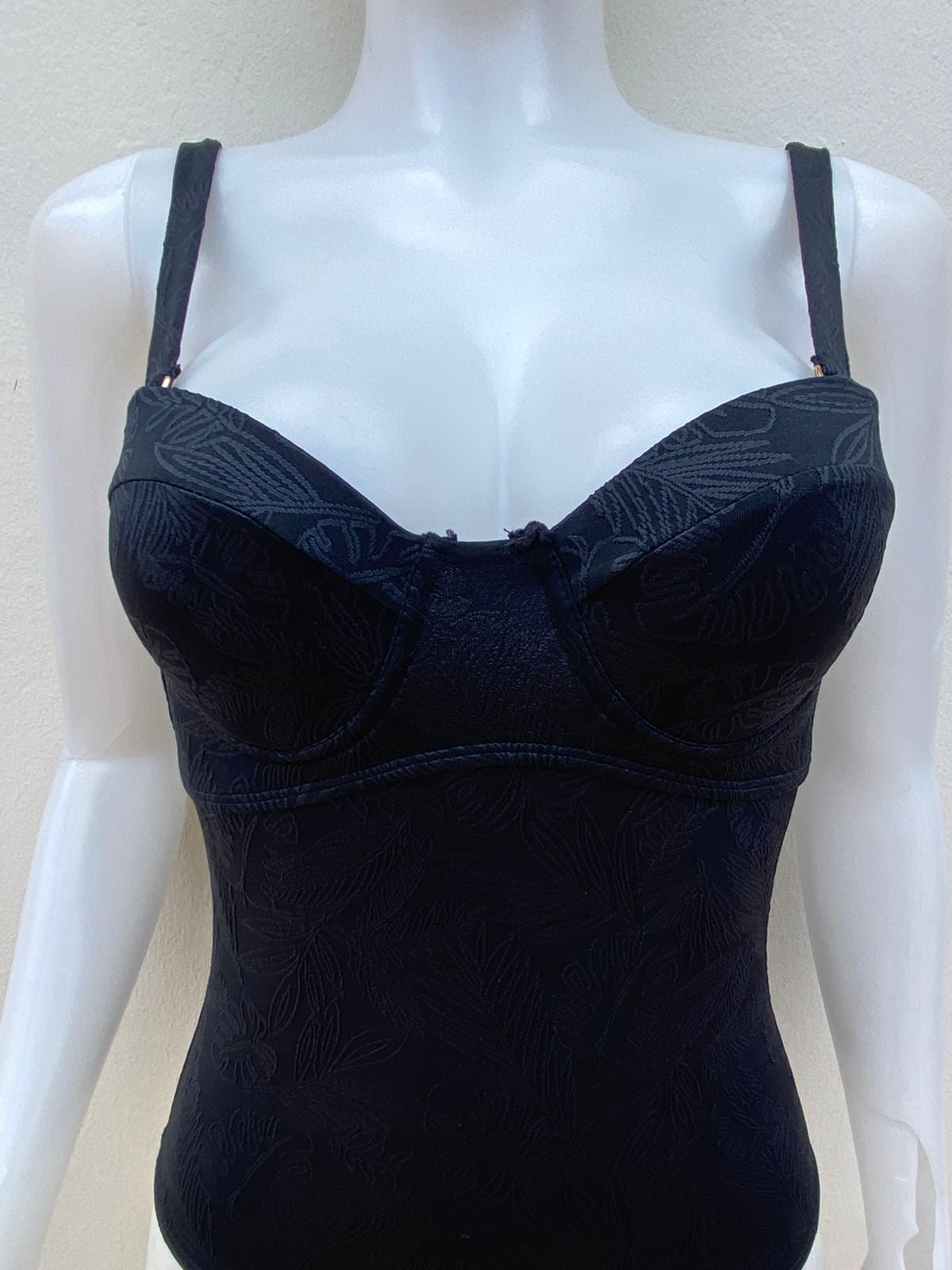 Biquini, negro con bordado de flores en hilo negro, una pieza.