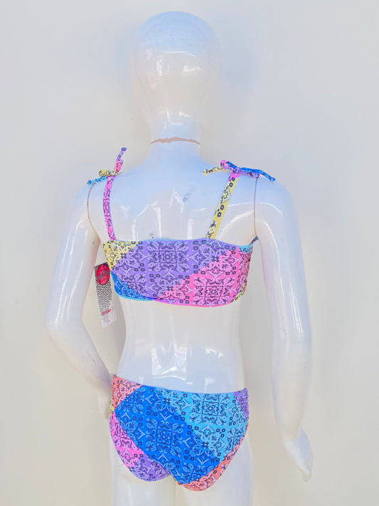 Biquini niñas Kensie Girls original multicolor con estampa de paños, en morado, amarillo y rosa.