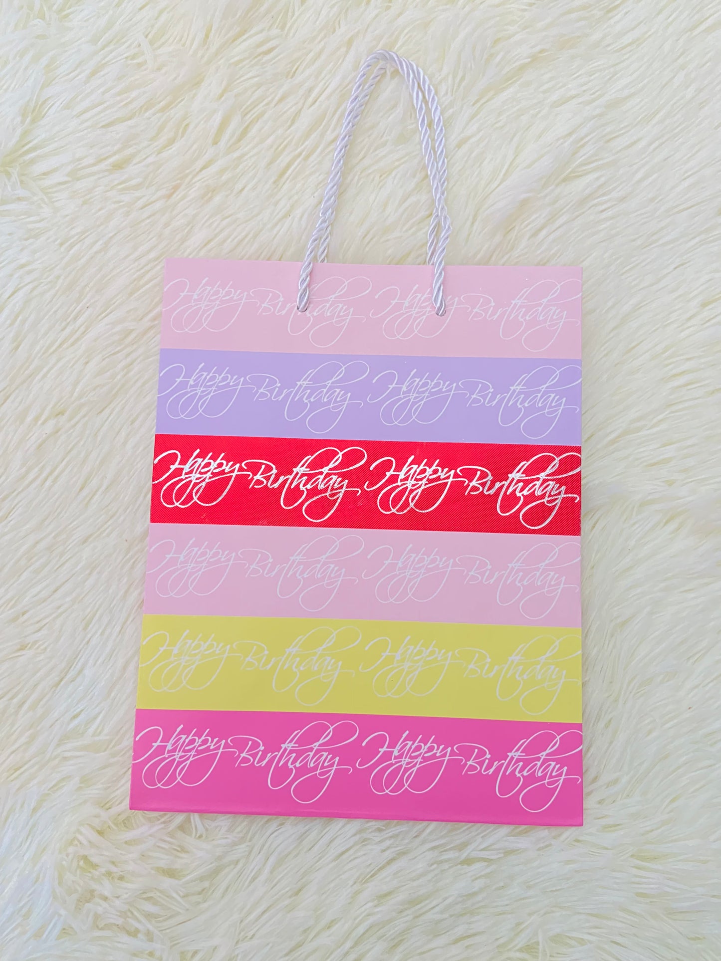 Shopping, rosado con amarillo, rojo, morado etc y letras HAPPY BIRTHDAY, PEQUEÑO.