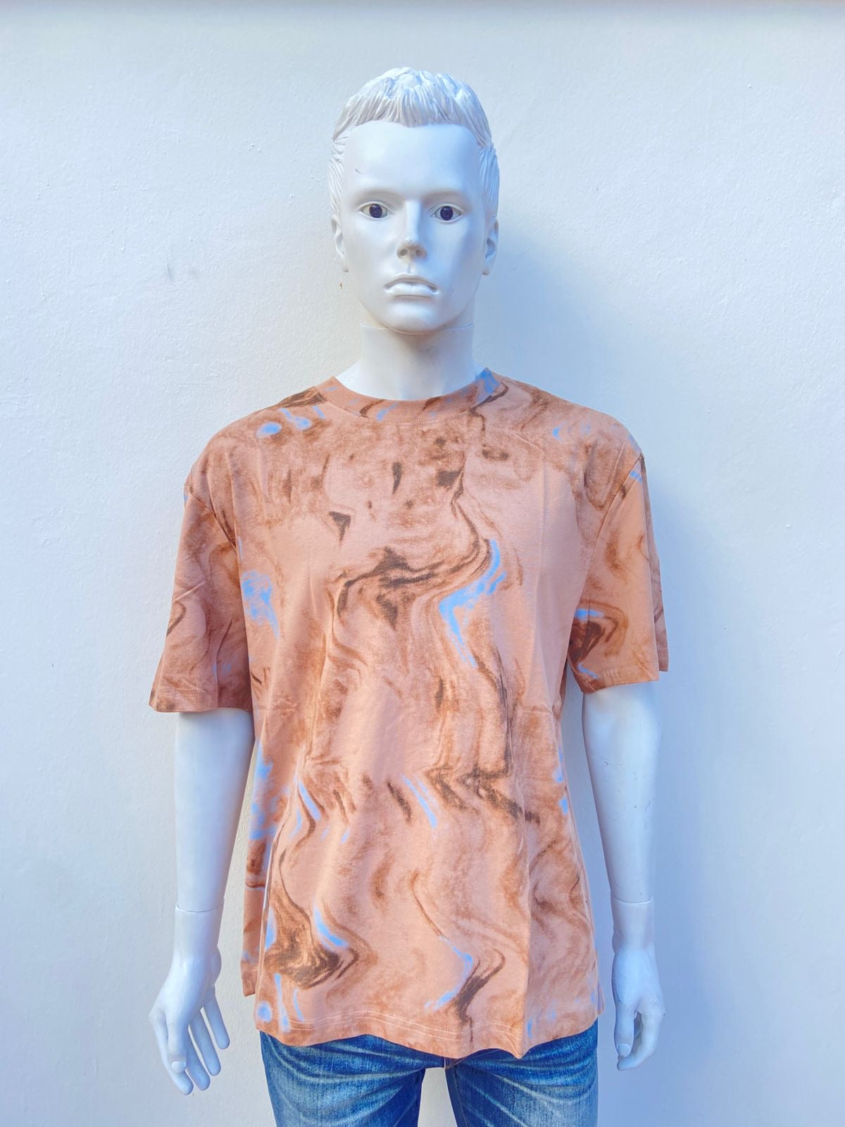 T-shirt marron con degradado negro y azul