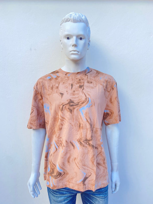 T-shirt marron con degradado negro y azul