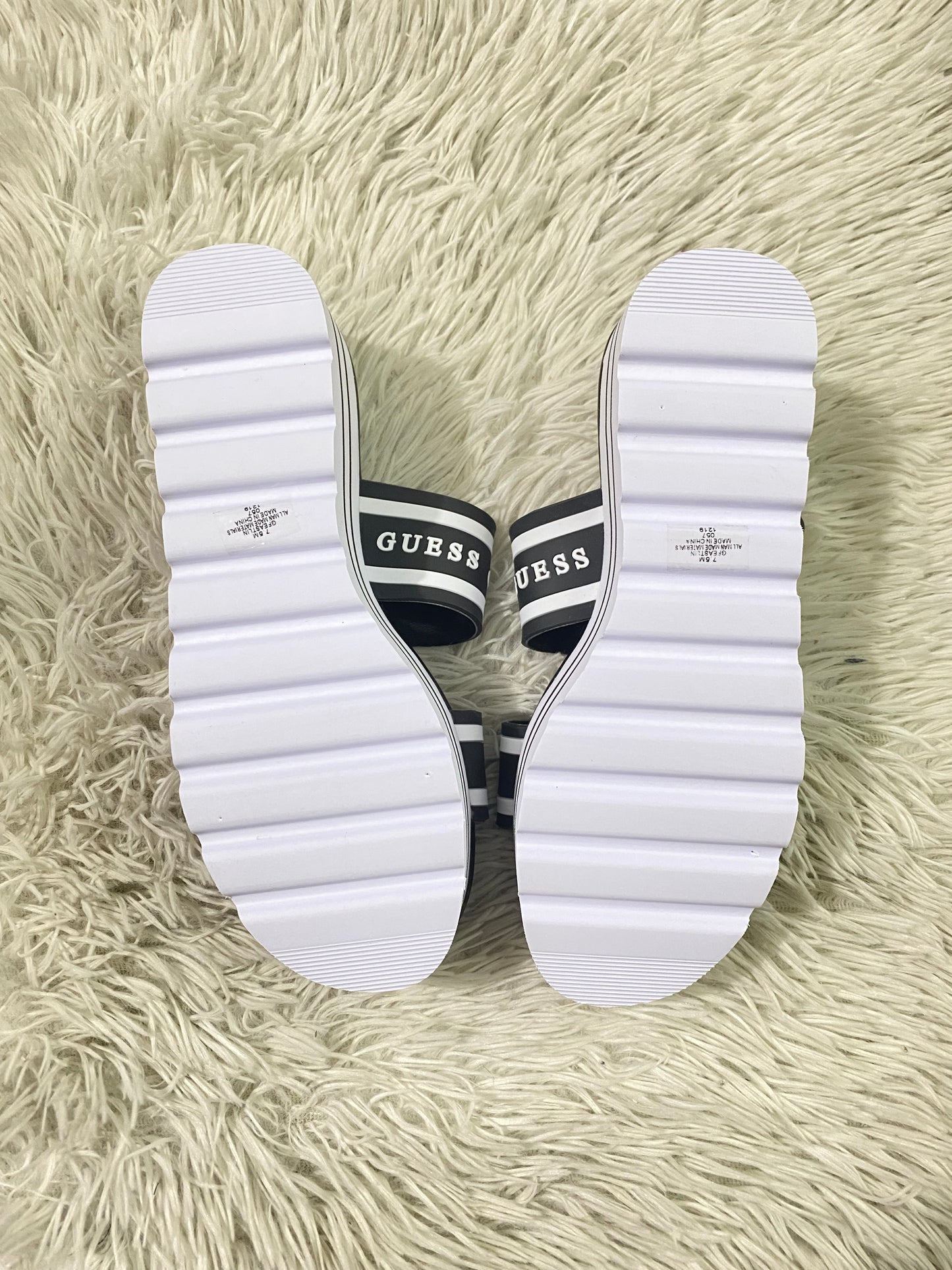 Sandalias Guess original, negra con blanco, de plataforma con letras de la marca en blanco.