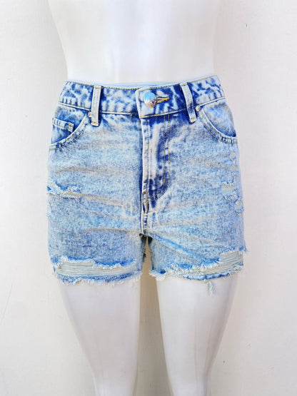 Short Jean blanco combinado con varios rasgados y sin costura abajo