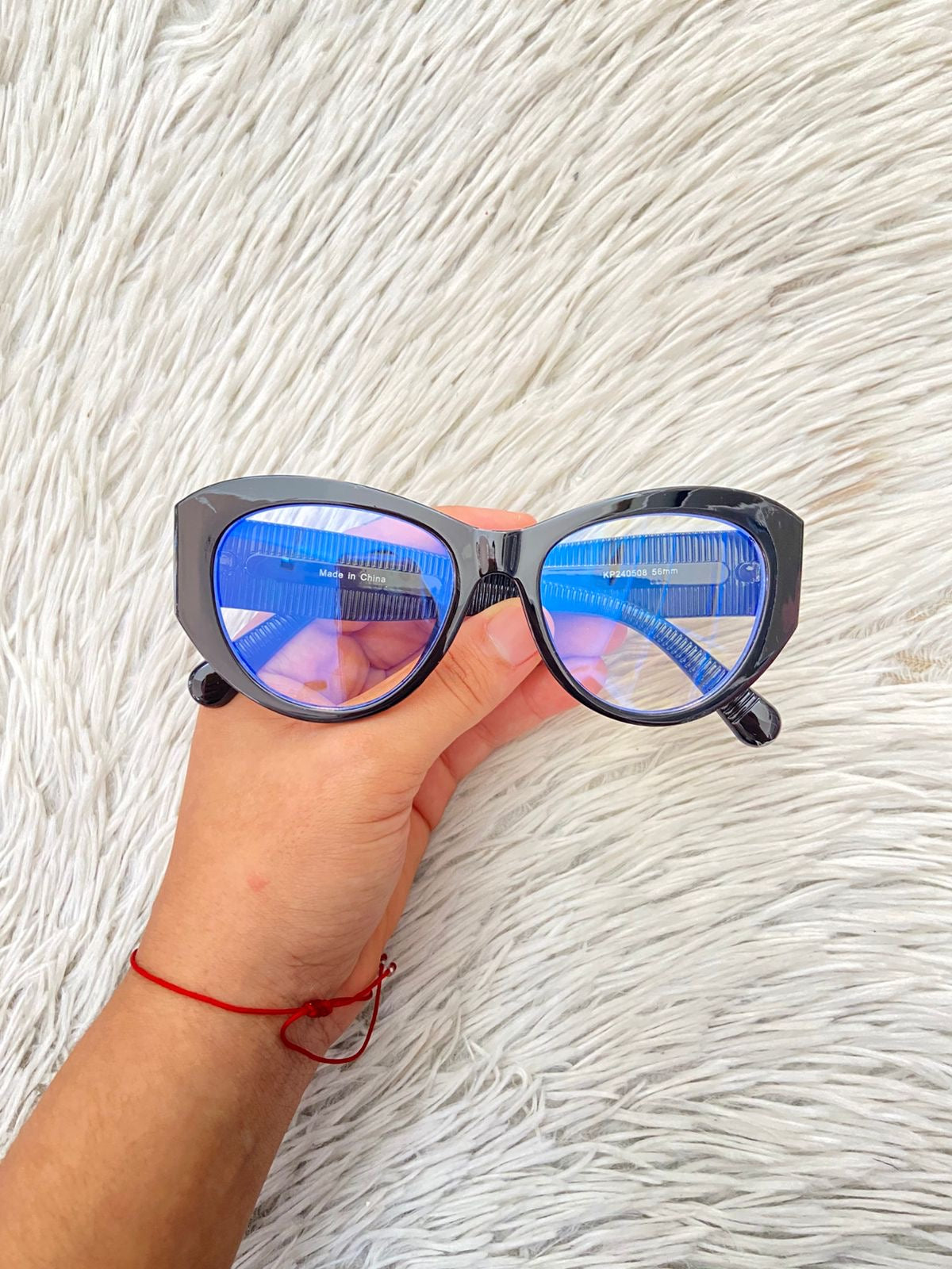 Lentes, negro, curvos estilo ojo  de gato, con micas transparentes azulados.