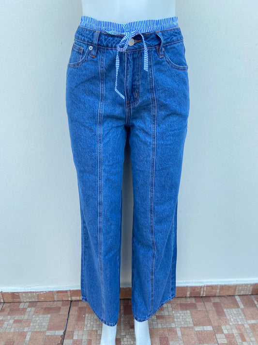 Pantalon jean azul liso con tela con lazos ajustable color azul arriba de la pretina, ancho.