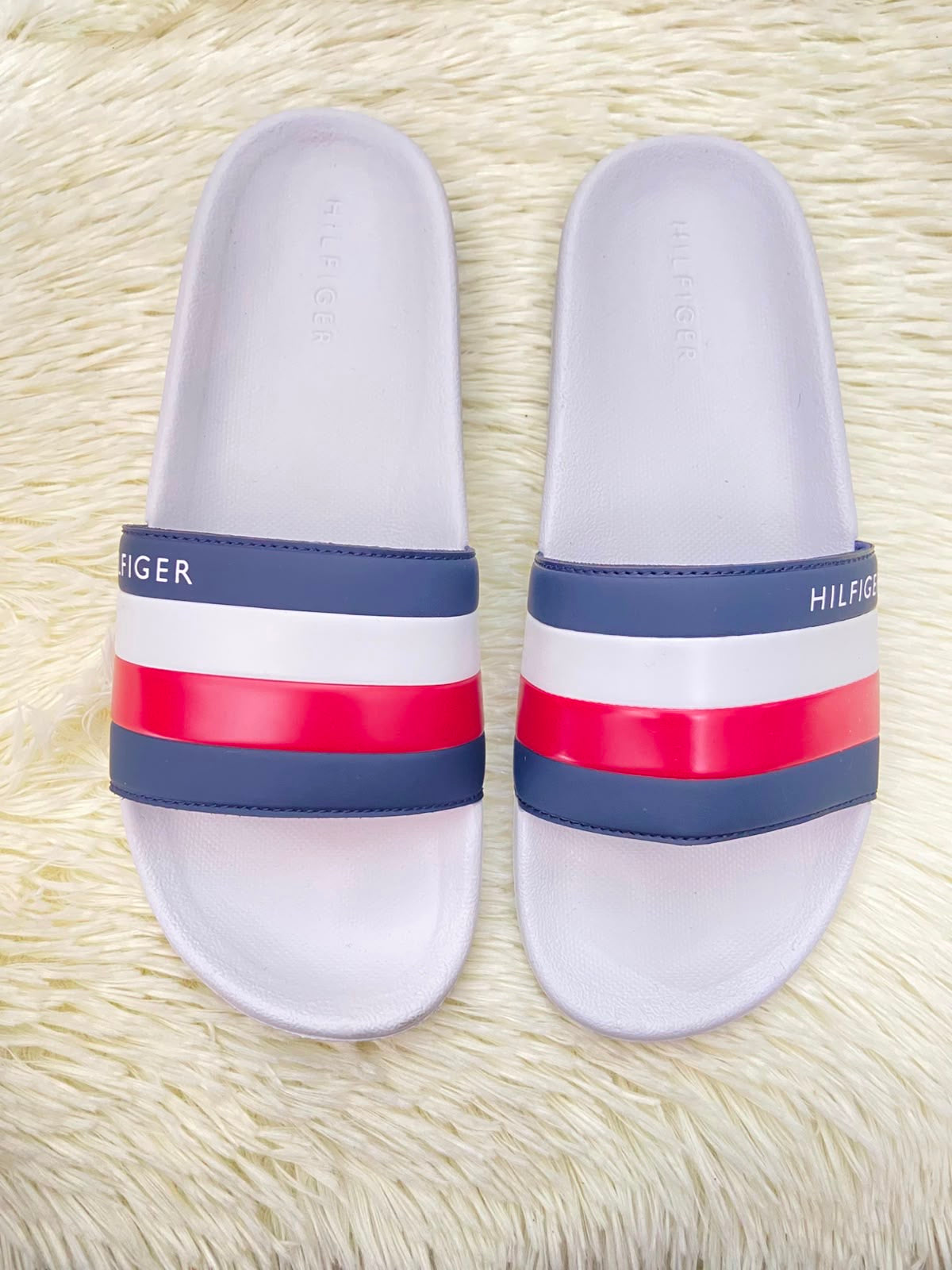 Sandalias TOMMY HILFIGER original, blanca con banda TOMMY en color rojo, blanco y azul y letras HILFIGER.