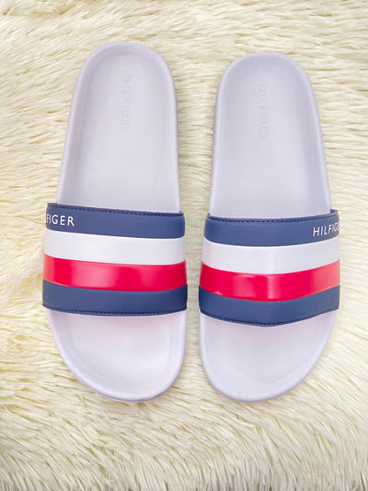 Sandalias TOMMY HILFIGER original, blanca con banda TOMMY en color rojo, blanco y azul y letras HILFIGER.