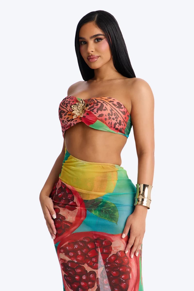 Conjunto/ Biquini, color rojo con verde y estampado de granada  más flor dorada en frente, strapless.