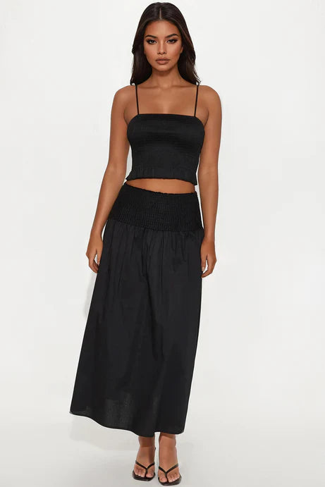 Conjunto, negro de falda larga y top.