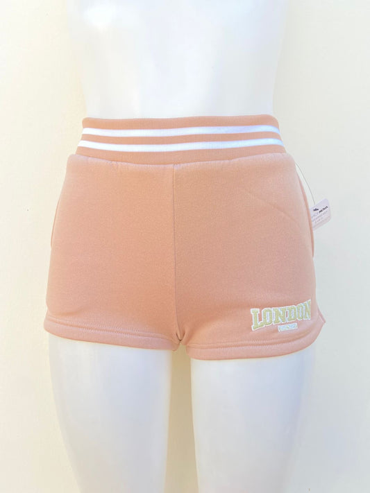 Short en color crema, pretina con lineas blancas y letra abajo en color verde LONDON