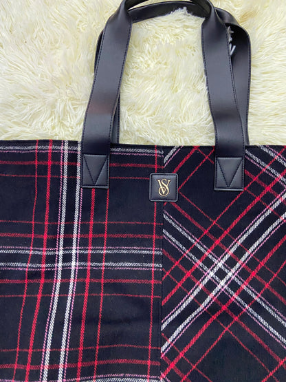 Bulto/Cartera VICTORIA’S SECRET original negro con rayas en color rojo, rosado y blanco y placa VS en dorado, tela.