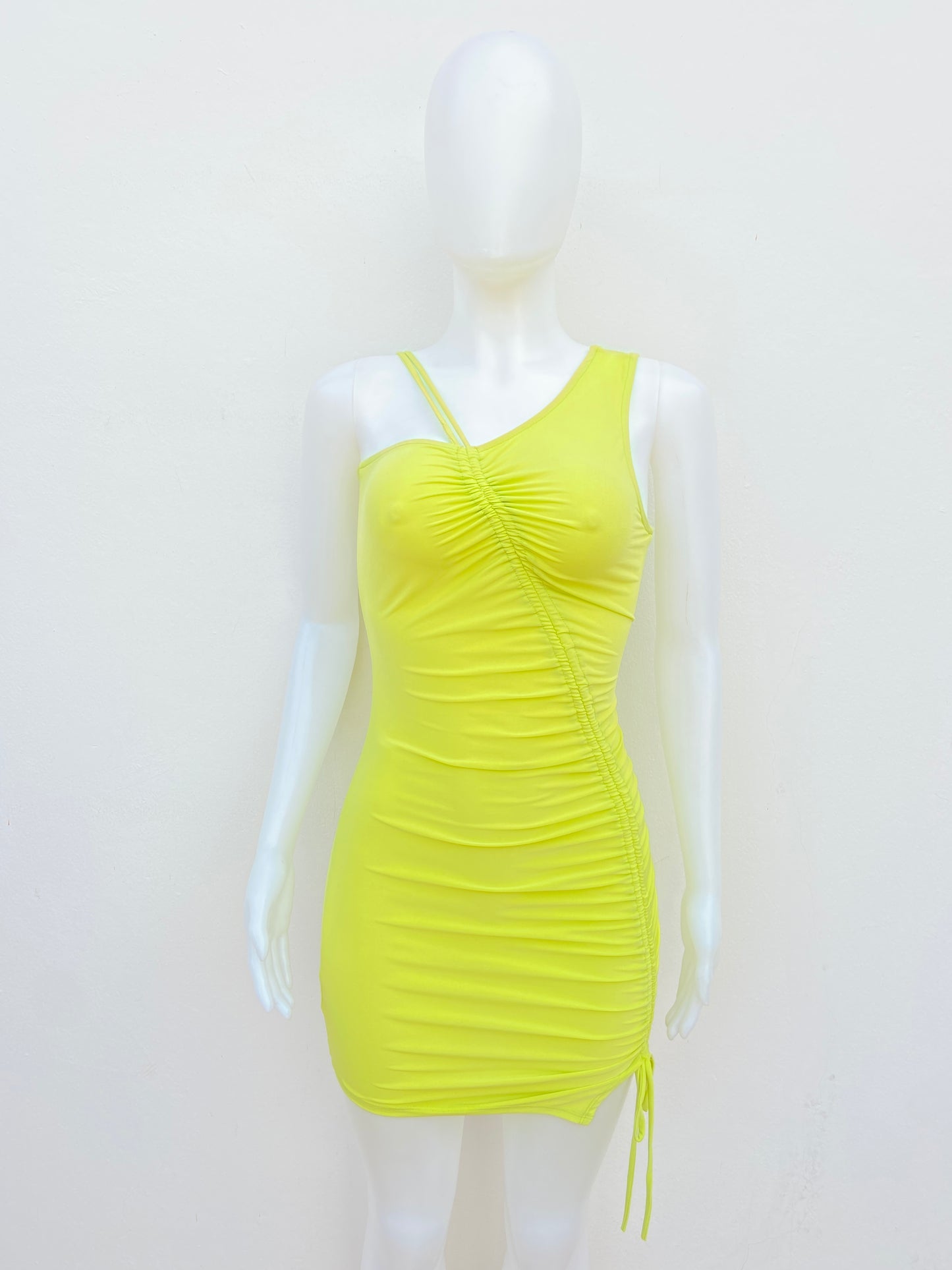 Vestido Fashion Nova original verde lima con lazo ajustable.