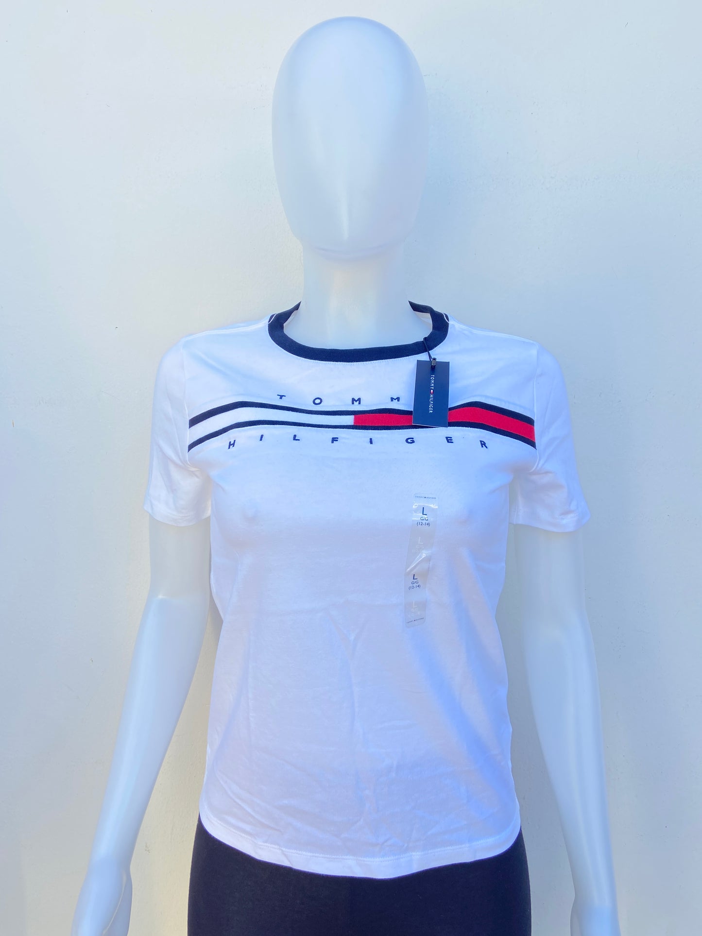 T-shirt Tommy Hilfiger original blanco con banda TOMMY HILFIGER en frente y cuello azul marino.