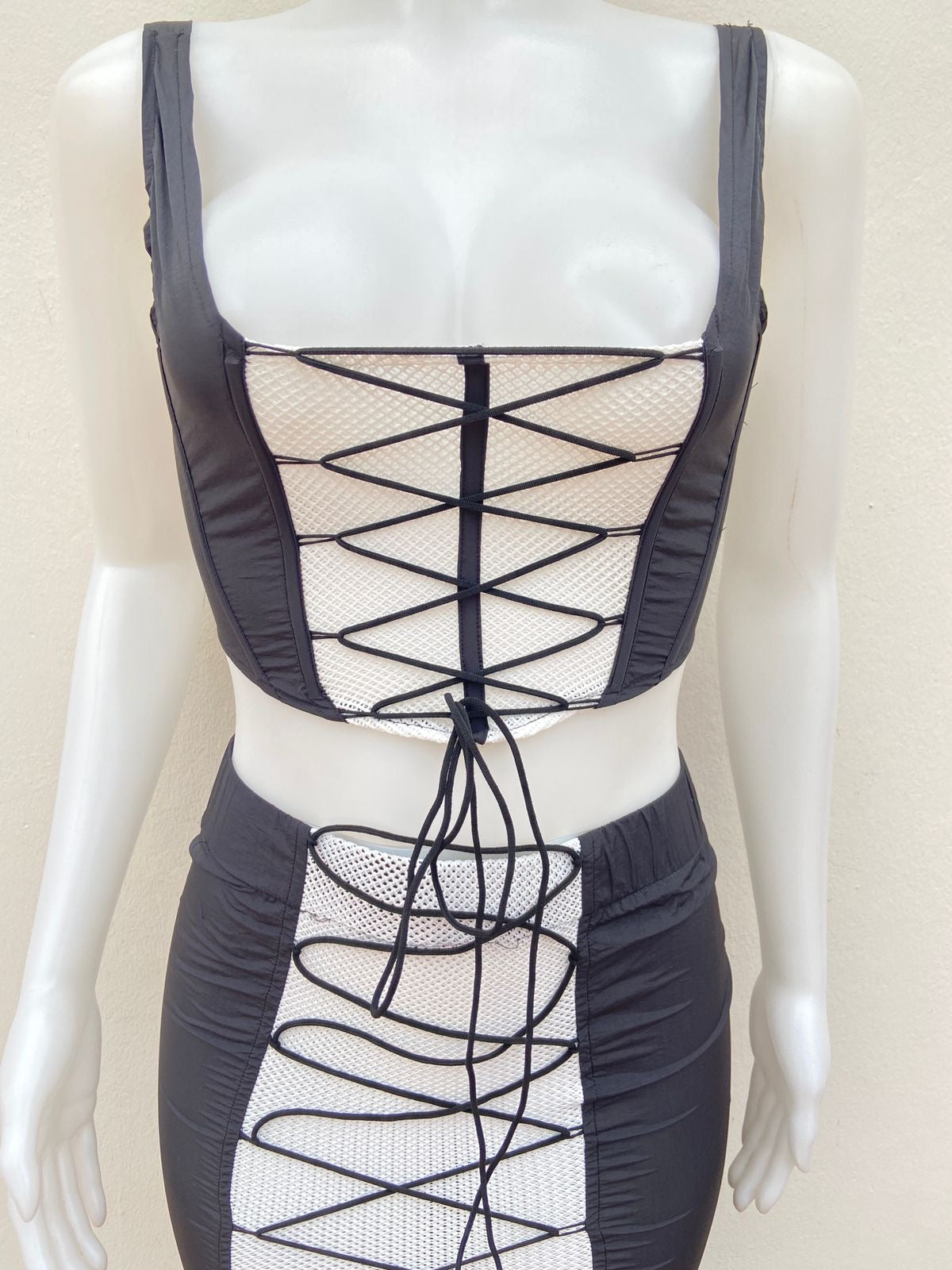 Conjunto Fashion Nova Original, negro largo con parte delantera en blanco y cordón negro ajustable.