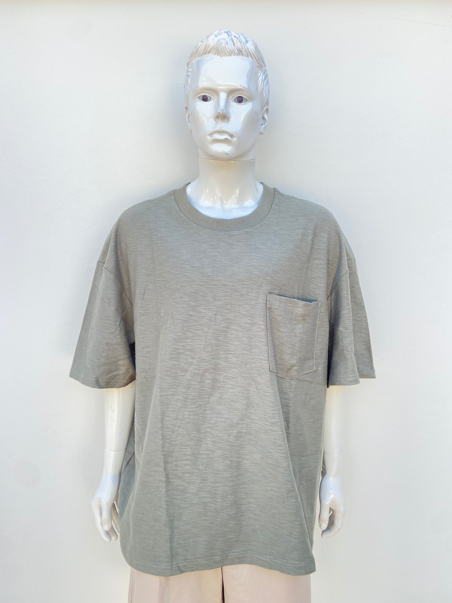 T-shirt, verde oliva opaco con bolsillos en el lado izquierdo.