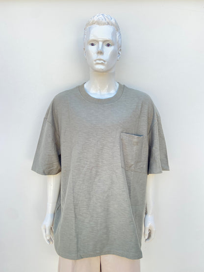 T-shirt, verde oliva opaco con bolsillos en el lado izquierdo.