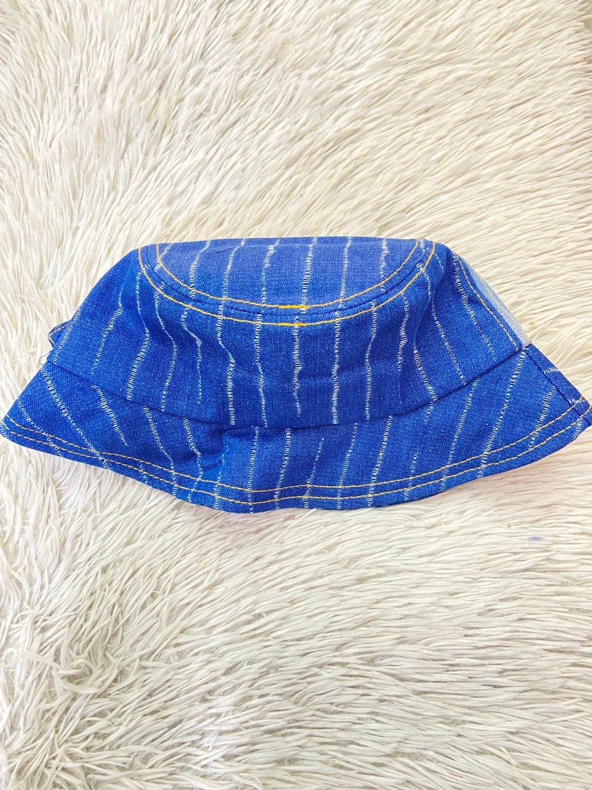 Gorro en tela jean con dos tonos diferentes en boton al lado