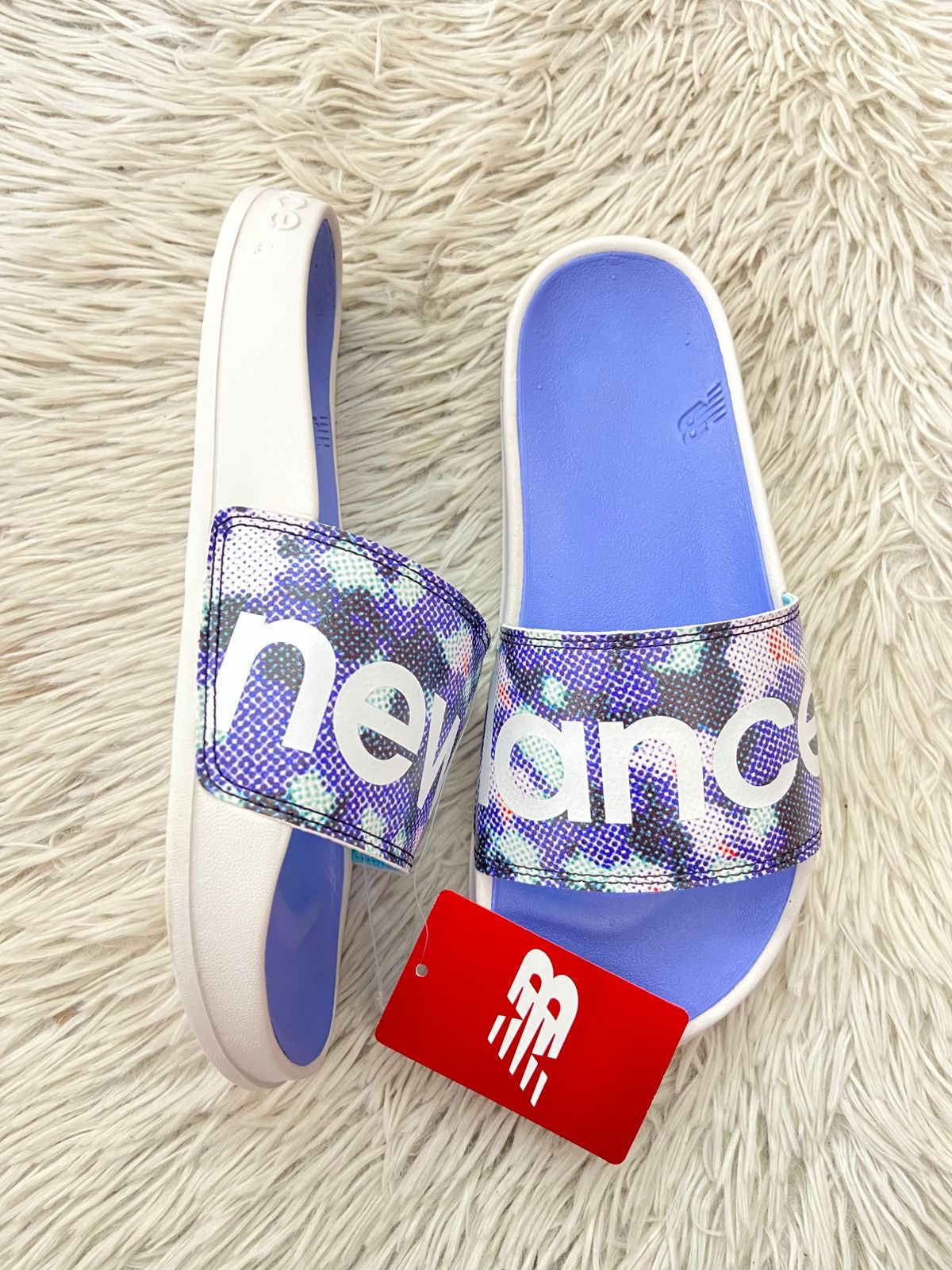 Sandalias NEW BALANCE original, azul claro con blanco y letras de la marca en frente.