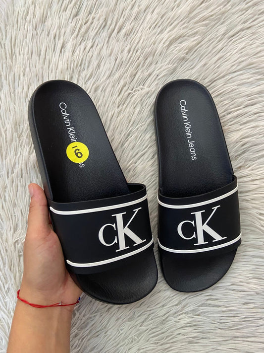 Sandalias CALVIN KLEIN Original en color negra con letra de la marca al frente y lineas en color blanco CK y le letra de la marca en el fondo, Clavin Klein Jeans.