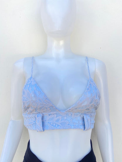 Top, azul claro (baby blue) con encaje y escote en frente.