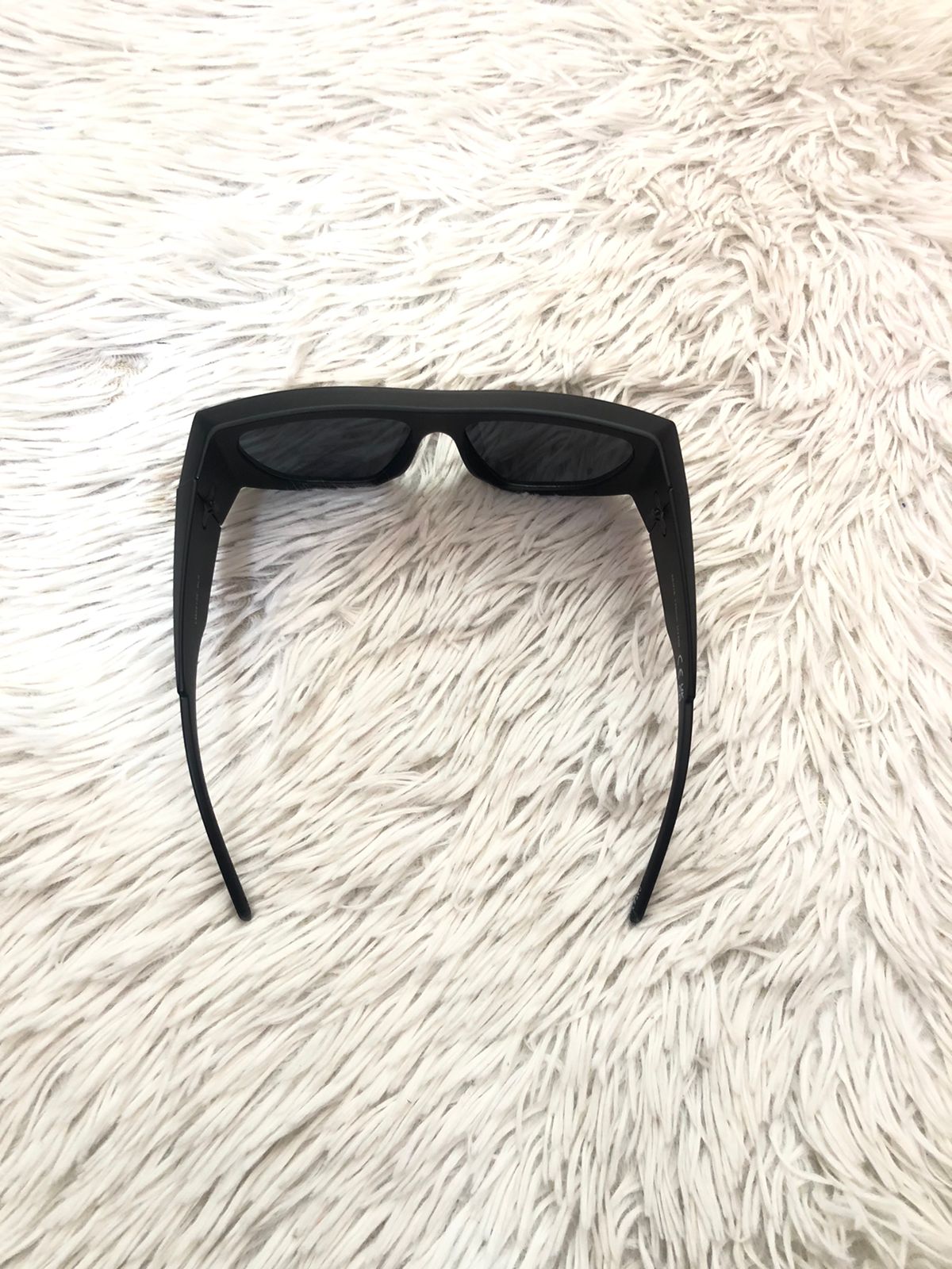 Lentes, negro cuadrado con detalles de líneas blancas en los lados.