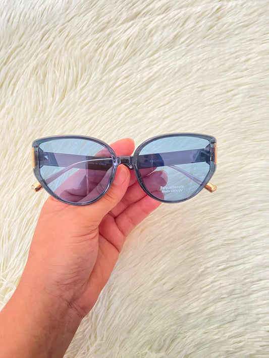 Lentes, negros con micas azules y patillas doradas, estilo cat eye con protección 100% UV