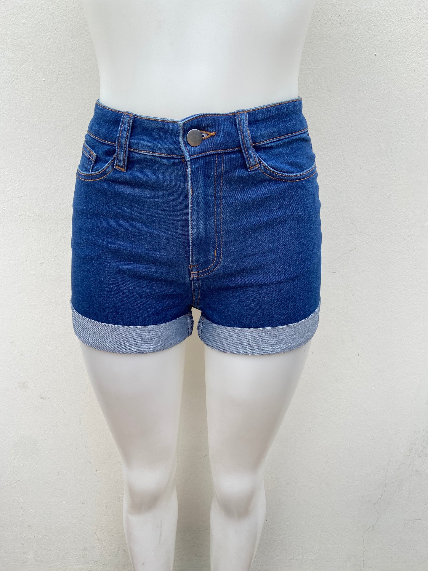 Short, azul marino liso, con dobladillo.