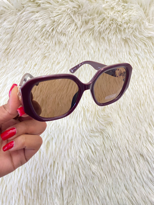 Lentes, rojo vino con micas oscuras y detalles dorado en los lados, con protección UV 100-400.