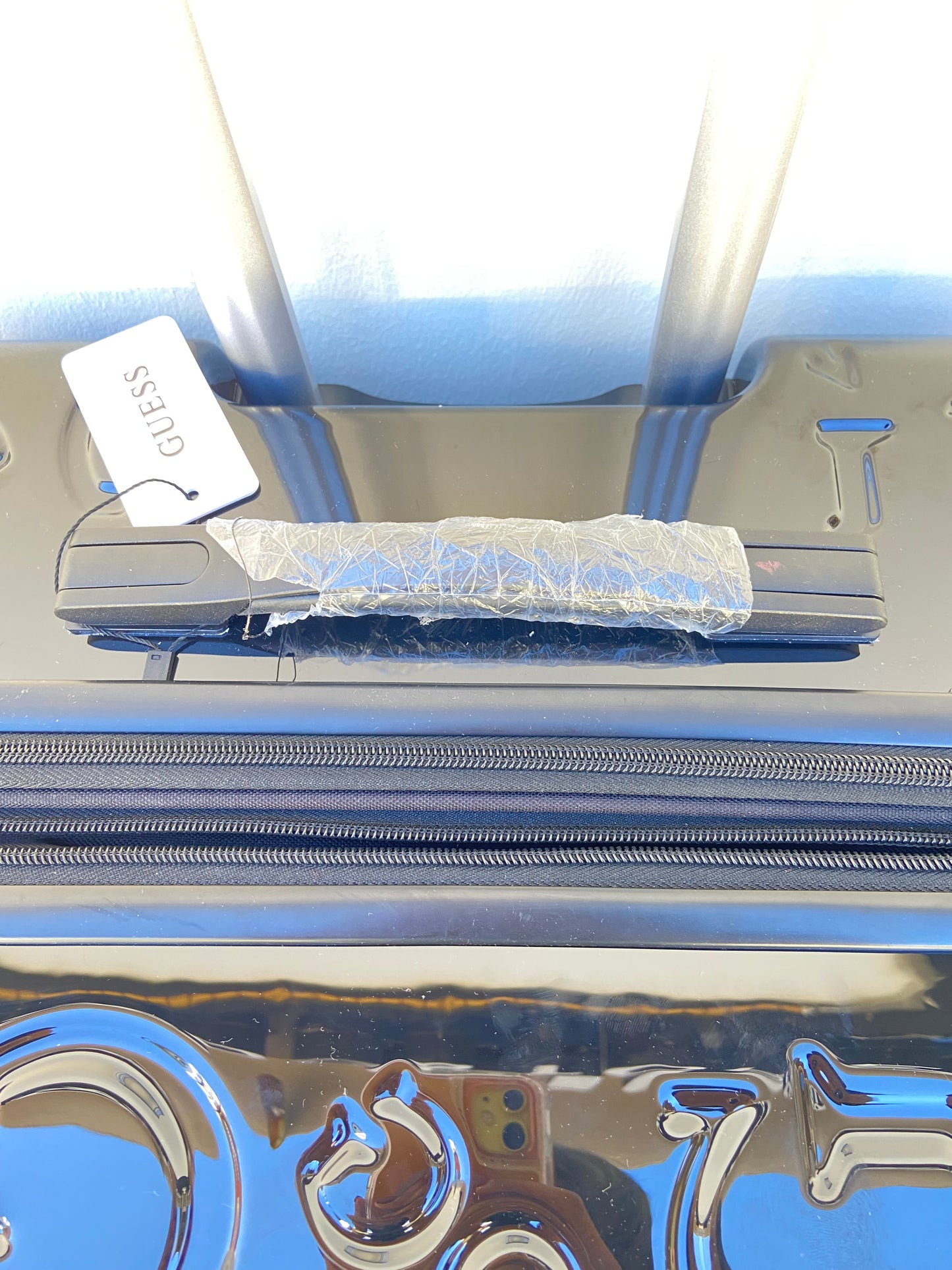 Maleta GUESS original, negra Matte con estampado de la letra G en frente y placa GUESS en plateado, GRANDE.