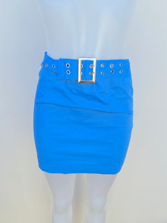 Falda Fashion Nova original azul con correa plateada.