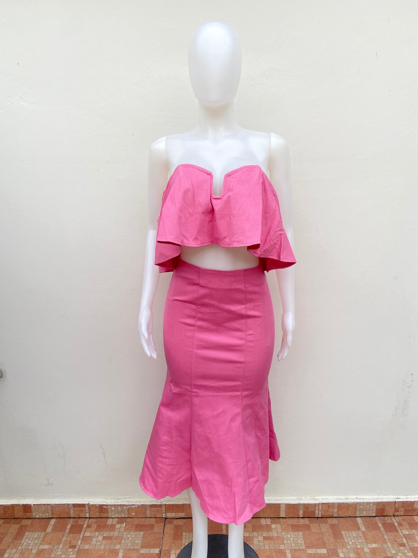 Conjunto, rosado liso con vuelos en la falda, strapless.