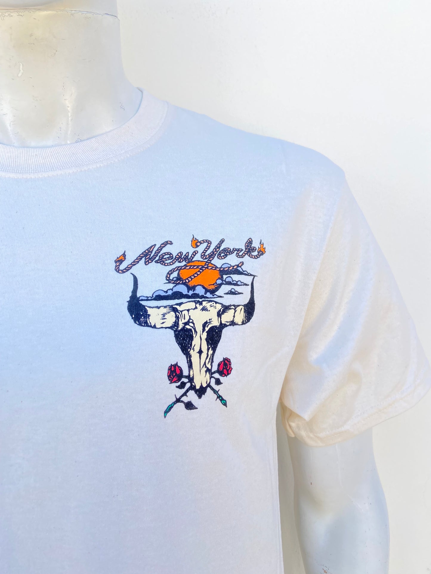 T-shirt, crema con letras NEW YORK y estampado de toro.