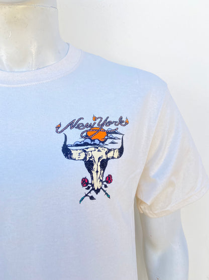 T-shirt, crema con letras NEW YORK y estampado de toro.