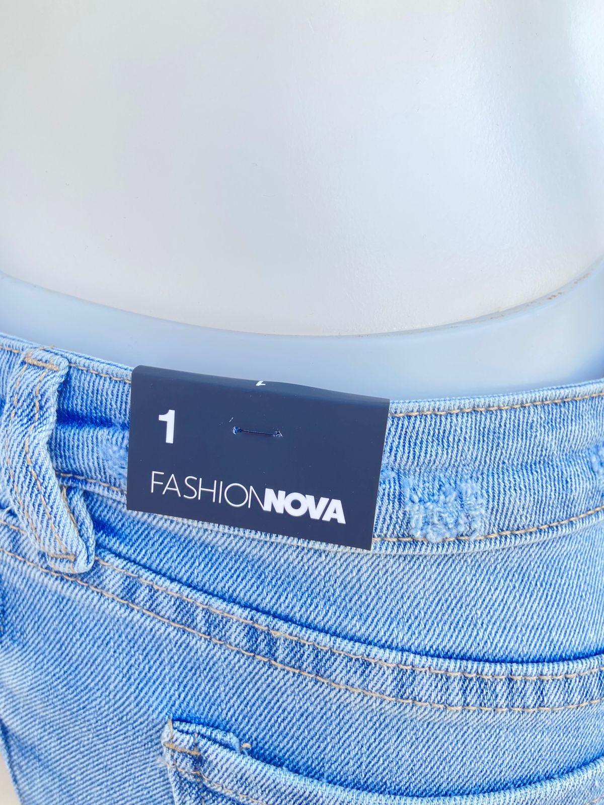 Pantalón jean Fashion Nova original abierto abajo y roto en el centro
