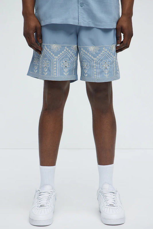 Bañador/Baggy azul con detalles abajo en color blanco.